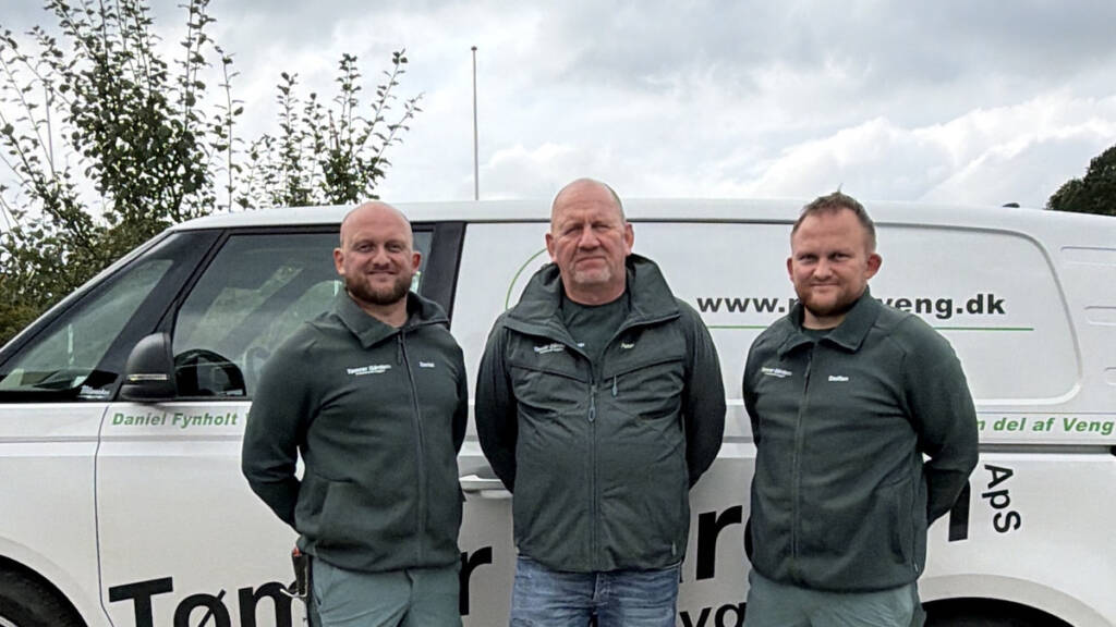 Daniel Veng, Peter Veng og Steffan Veng foran en varevogn fra Tømrergården