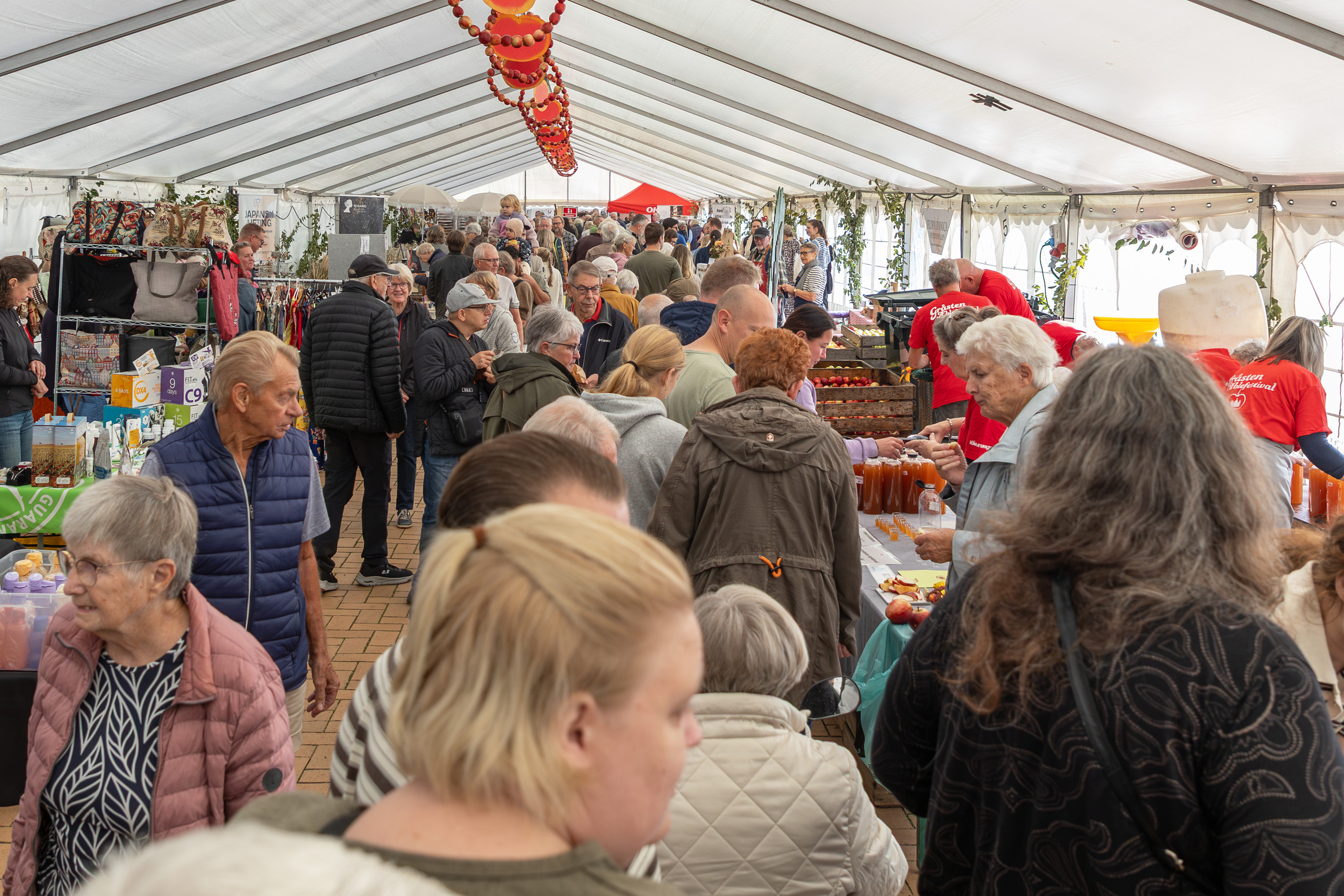 Tætpakket med gæster i det lange festivaltelt ved Gråsten Havn under Gråsten Æblefestival