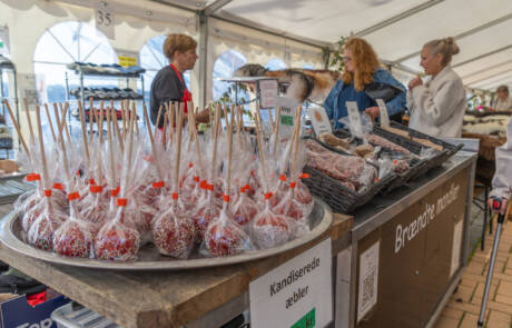 Karamelæbler på pinde og kandiserede æbler på en bod ved Gråsten Æblefestival