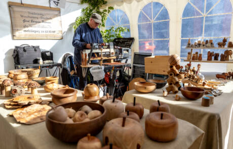 Drejede træskåle og træfigurer på en kunsthåndværkerbod ved Gråsten Æblefestival