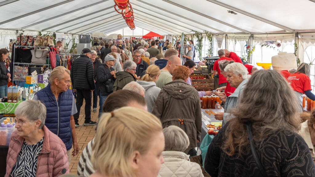 Tætpakket med gæster i det lange festivaltelt ved Gråsten Havn under Gråsten Æblefestival