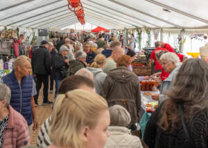 Tætpakket med gæster i det lange festivaltelt ved Gråsten Havn under Gråsten Æblefestival