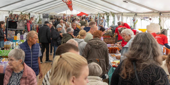 Tætpakket med gæster i det lange festivaltelt ved Gråsten Havn under Gråsten Æblefestival