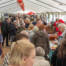 Tætpakket med gæster i det lange festivaltelt ved Gråsten Havn under Gråsten Æblefestival