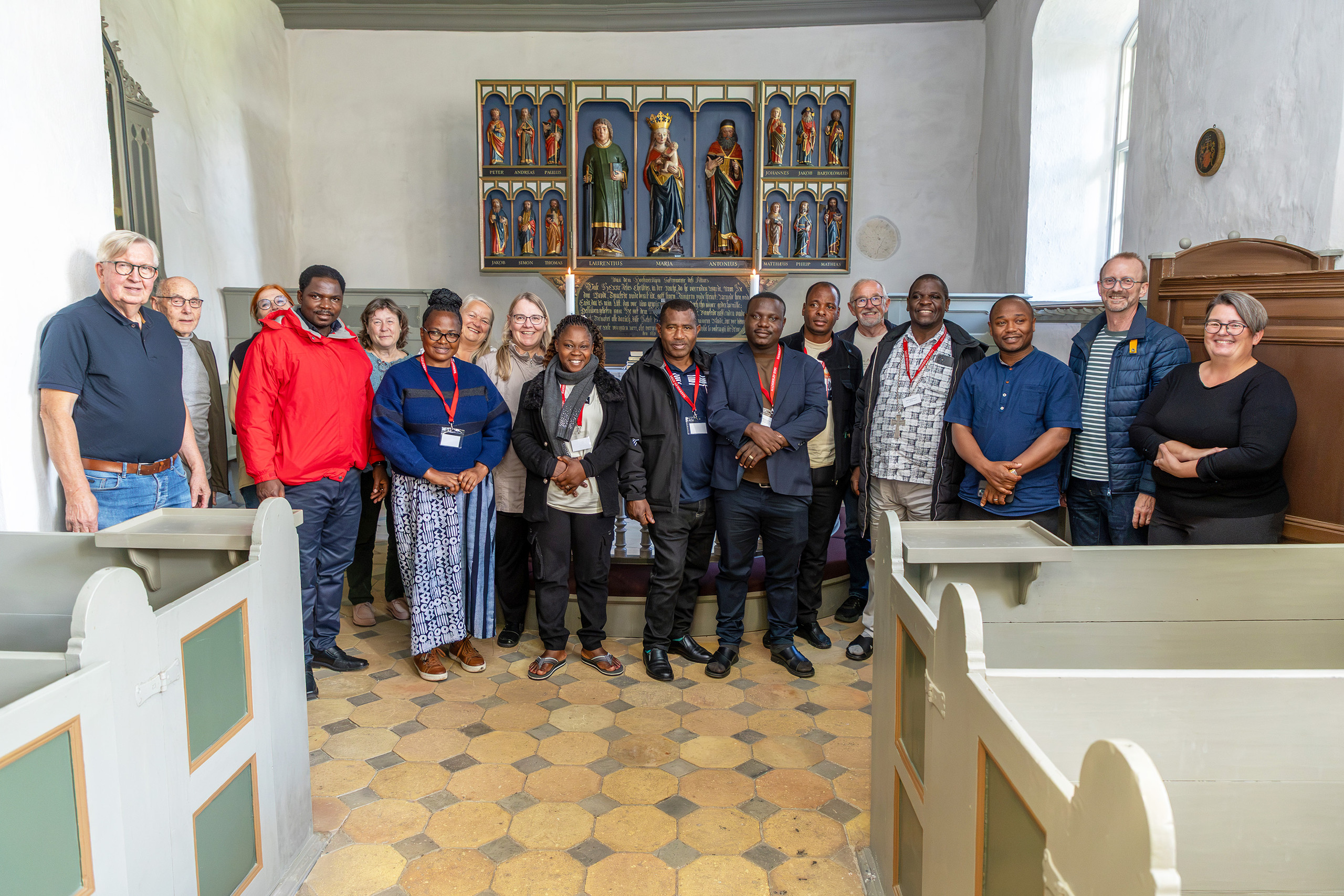 Tanzaniansk delegation på besøg i Rinkenæs – billede 1 Delegationen fra Tanzania samlet til gruppebillede med værter i Rinkenæs Gamle Kirke