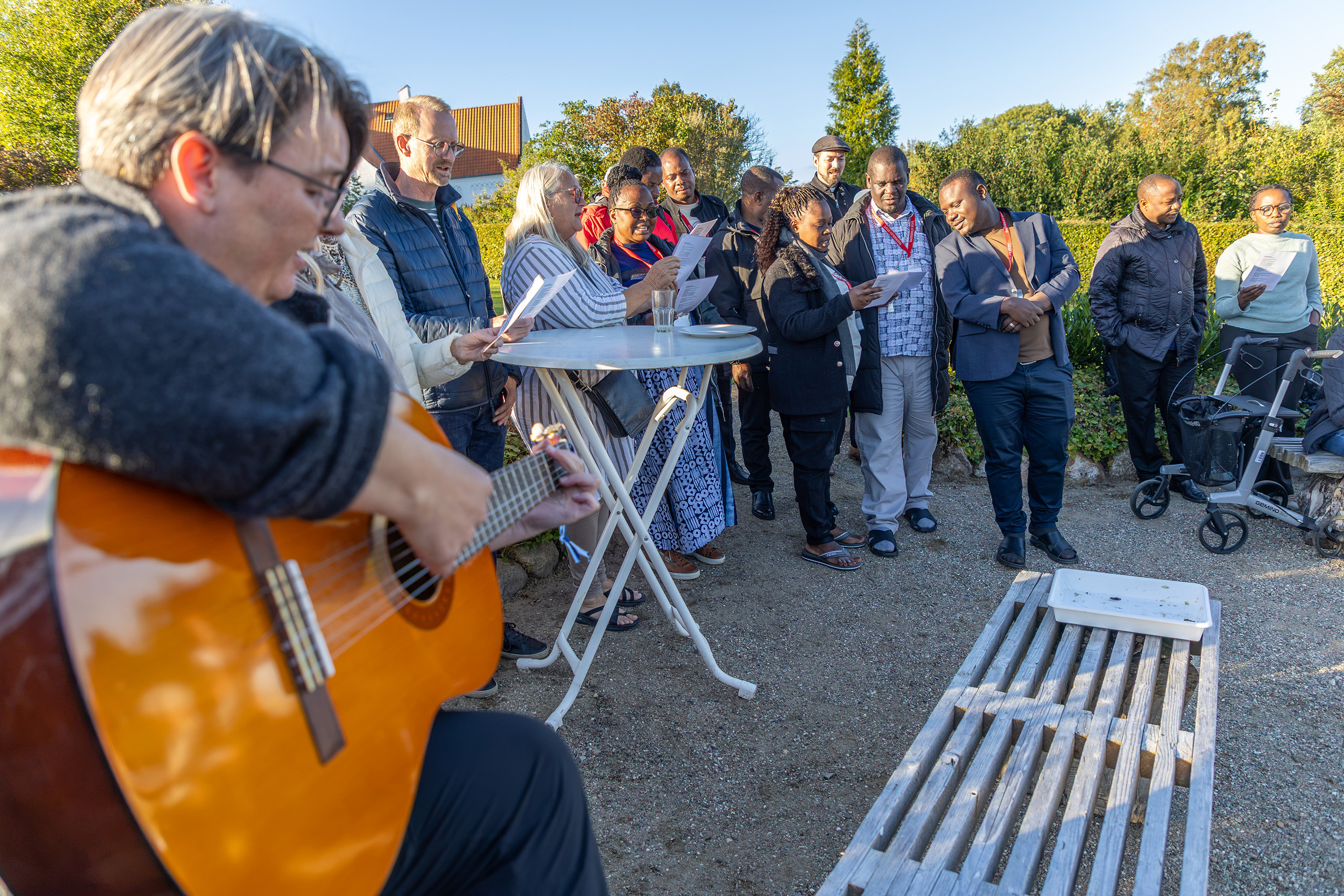 Tanzaniansk delegation på besøg i Rinkenæs – billede 2 Guitarspil og fællessang udendørs, da den tanzanianske delegation besøgte Rinkenæs