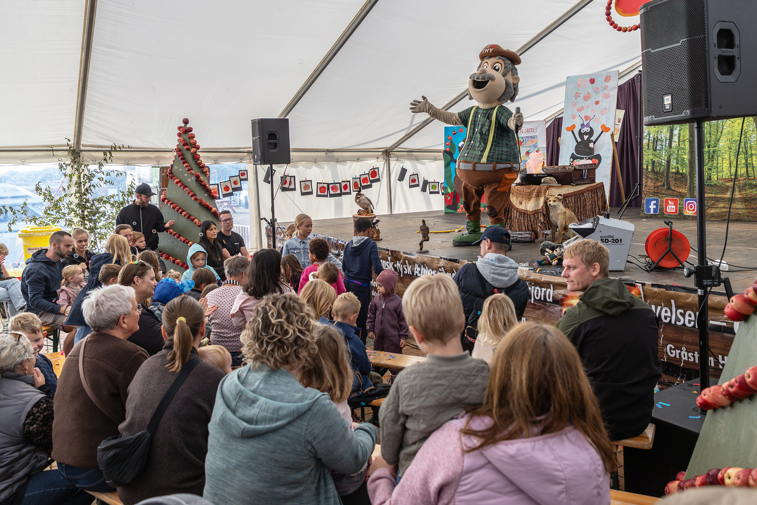 Mange gæster samlet foran scenen i festivalteltet ved Gråsten Havn under Gråsten Æblefestival