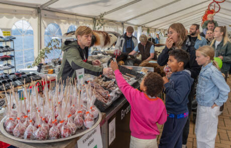 Børn køber karamelæbler ved en bod på Gråsten Æblefestival