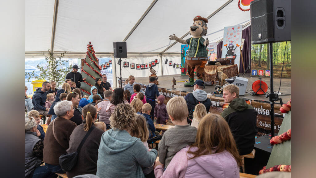 Mange gæster samlet foran scenen i festivalteltet ved Gråsten Havn under Gråsten Æblefestival