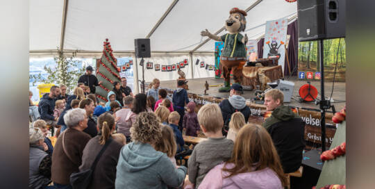 Mange gæster samlet foran scenen i festivalteltet ved Gråsten Havn under Gråsten Æblefestival