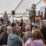 Mange gæster samlet foran scenen i festivalteltet ved Gråsten Havn under Gråsten Æblefestival