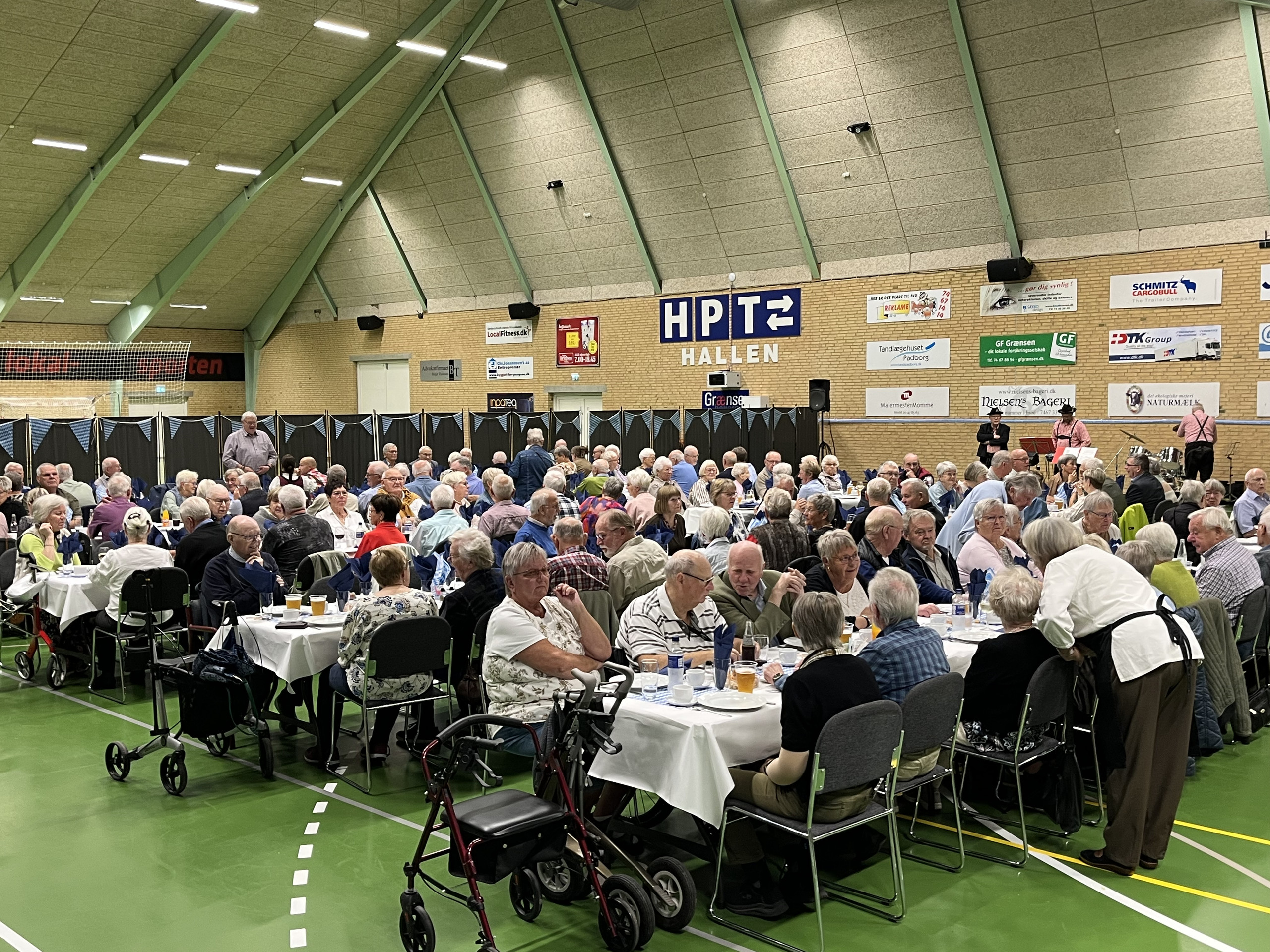 148 festede til tyrolermusik i Grænsehallerne (2) Fyldt hal med 148 deltagere ved Ældre Sagen Bovs oktoberfest i Grænsehallerne