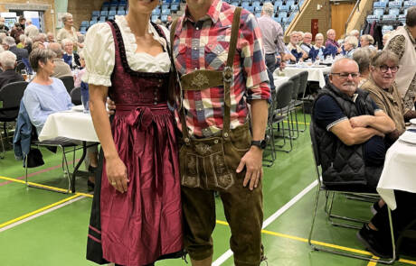 Par i dirndl og lederhosen ved oktoberfesten i Grænsehallerne