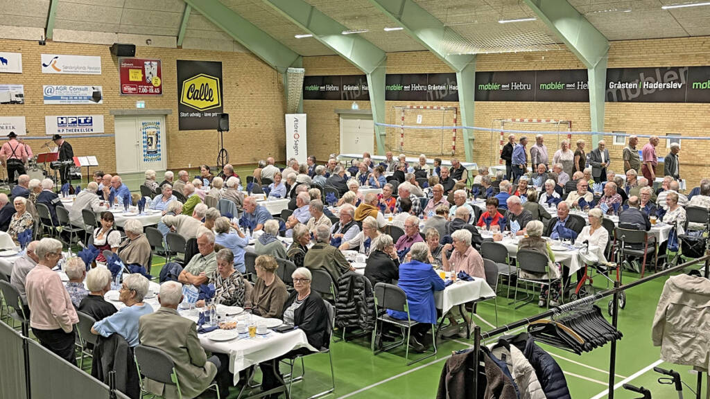 Gæster ved lange festborde i Grænsehallerne til Ældre Sagen Bovs oktoberfest