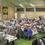 Gæster ved lange festborde i Grænsehallerne til Ældre Sagen Bovs oktoberfest
