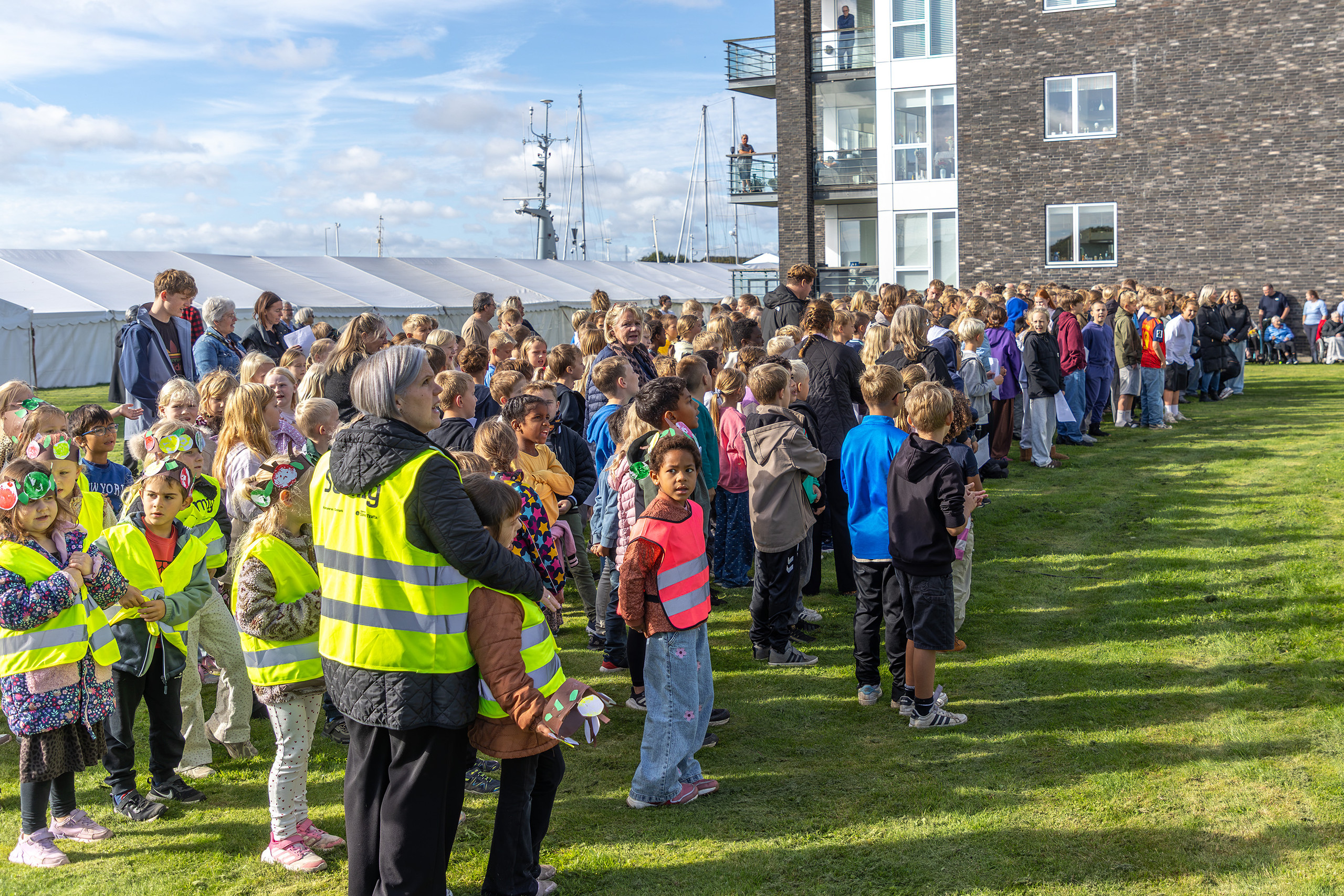 250 skoleelever sang ved Æblefestivalen (1) Mange elever fra Gråsten Skole i gule veste samlet på plænen til fællessang ved Æblefestivalen