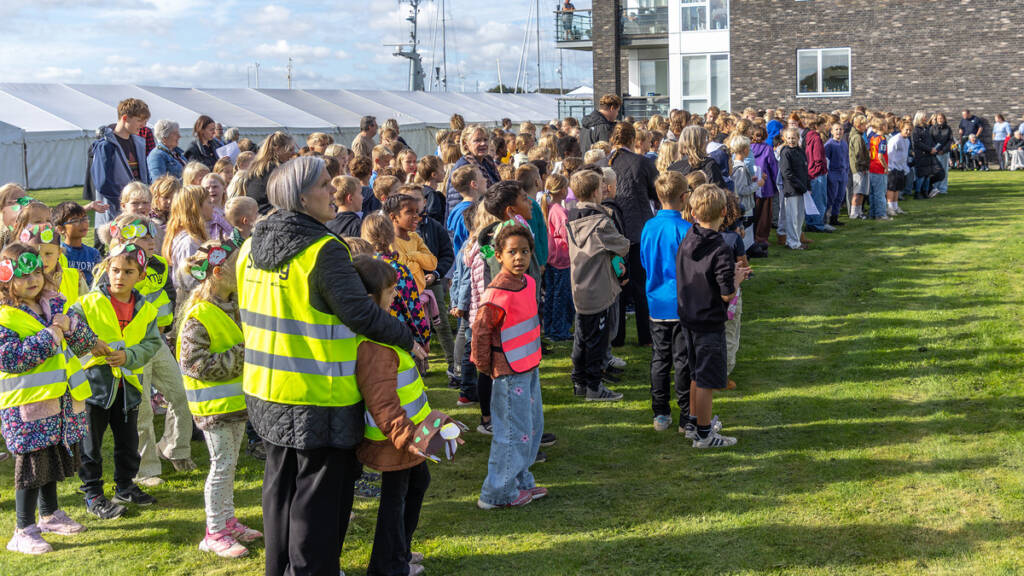 Mange elever fra Gråsten Skole i gule veste samlet på plænen til fællessang ved Æblefestivalen