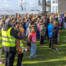 Mange elever fra Gråsten Skole i gule veste samlet på plænen til fællessang ved Æblefestivalen