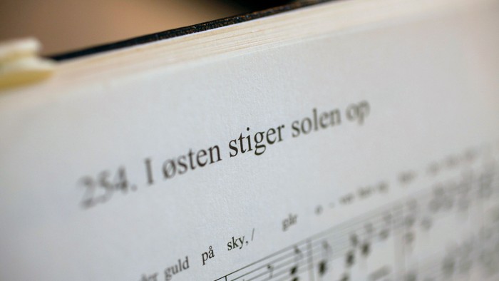 Opslået side i Højskolesangbogen med sang nr. 254, I østen stiger solen op