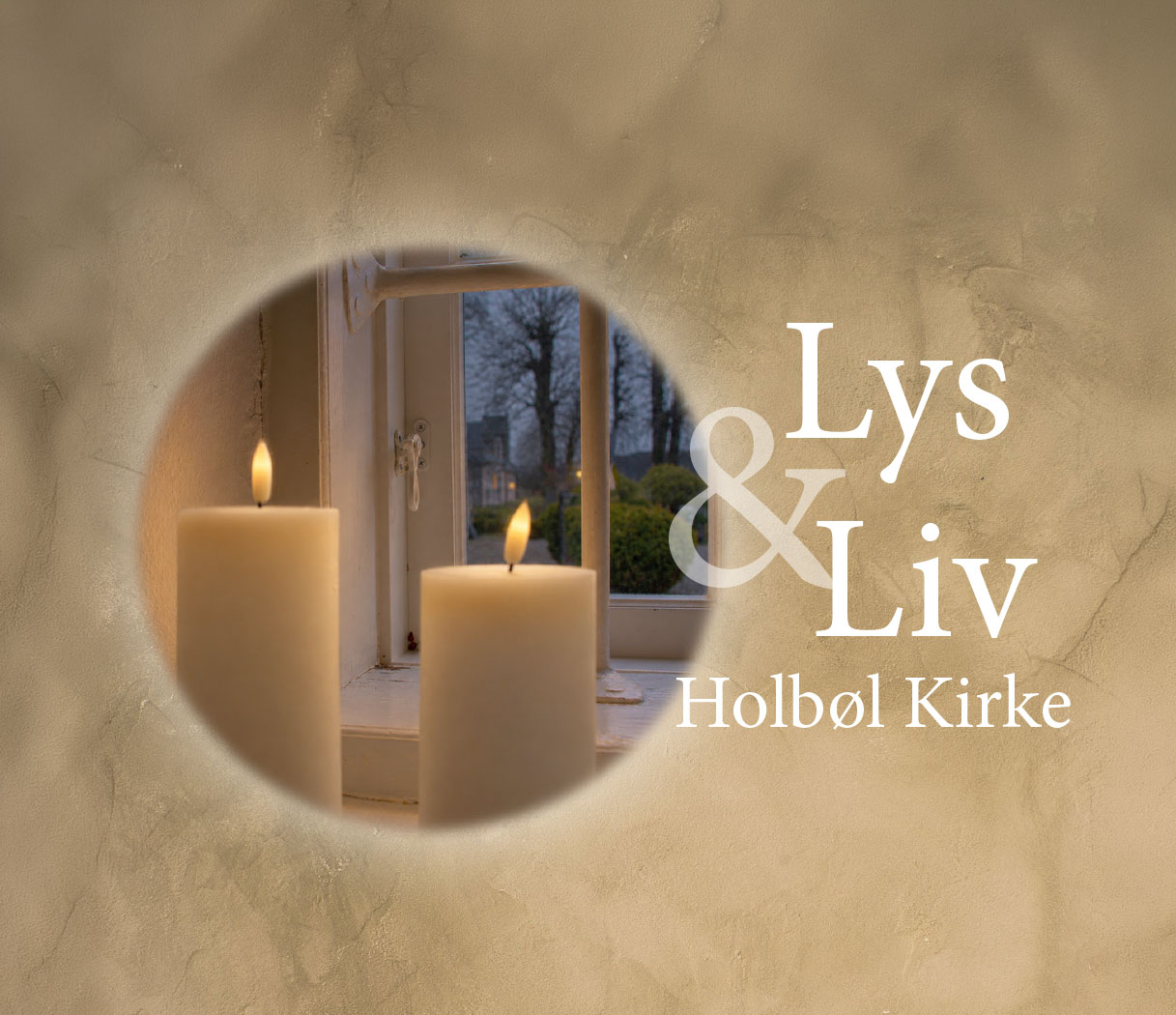 To tændte stearinlys i et vindue med teksten Lys & Liv Holbøl Kirke