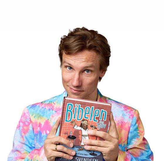 Stand-up-komiker Jakob Svendsen i farverig jakke holder bogen Bibelen for sjov