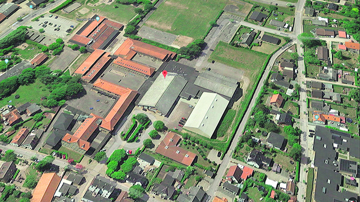 Luftfoto over Broager med Broagerhallen og de omkringliggende parkeringsarealer.