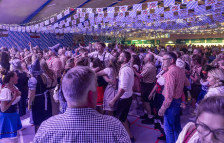720 gæster gav den gas til Bierfest i Kværs – billede 3 Tætpakket dansegulv med gæster i tyrolertøj set bagfra under Bierfesten