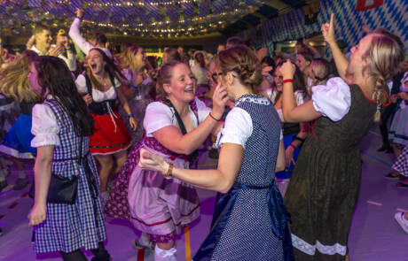 720 gæster gav den gas til Bierfest i Kværs – billede 5 Kvinder i dirndl-kjoler danser sammen på et fyldt dansegulv
