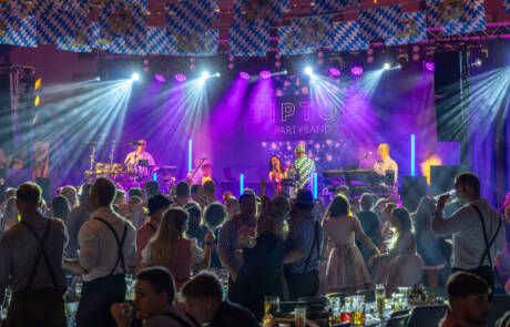 720 gæster gav den gas til Bierfest i Kværs – billede 7 Scene med lysshow og band set fra salen med publikum i forgrunden
