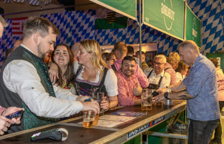 720 gæster gav den gas til Bierfest i Kværs – billede 8 Gæster i tyrolertøj står ved en bar og holder ølkrus