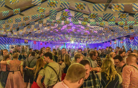 720 gæster gav den gas til Bierfest i Kværs – billede 9 Hallens loft pyntet med blå og hvide bayerske vimpler over de dansende gæster