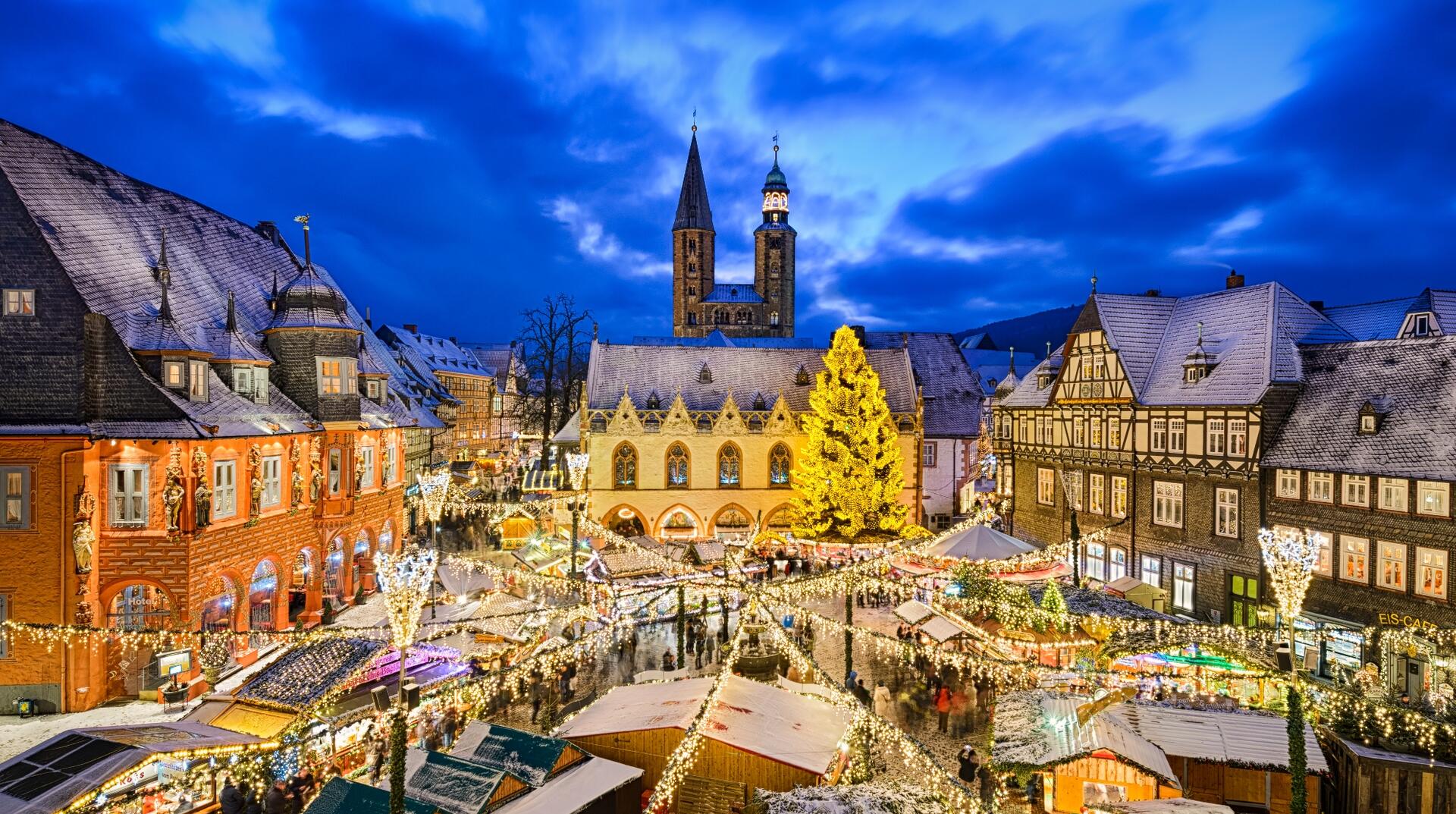 Julemarkedet på Marktplatz i Goslar med det oplyste juletræ
