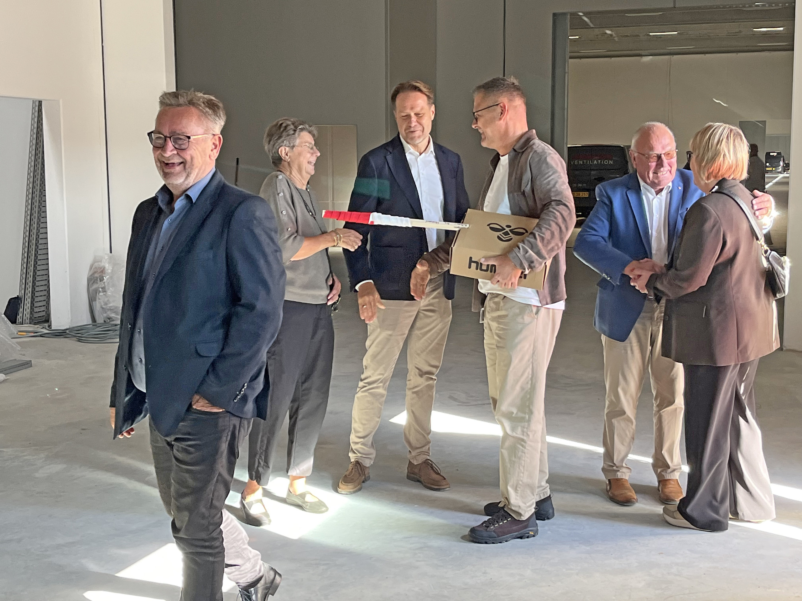 H.P. Therkelsen bygger fremtidens fødevarelogistik (1) Gæster bydes velkommen af familien Therkelsen ved rejsegildet på H.P. Therkelsens nye terminal i Padborg Vest