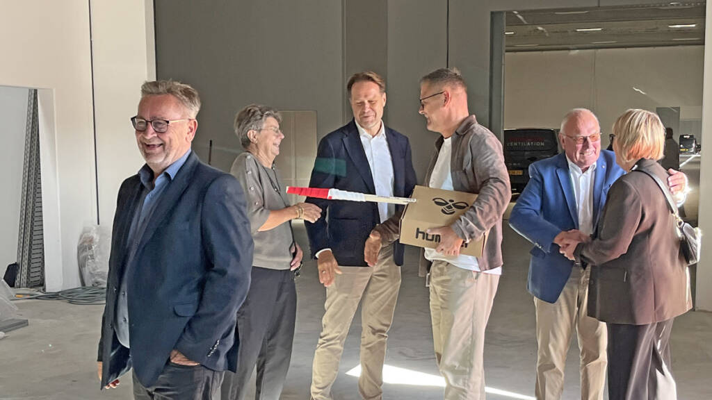 Gæster bydes velkommen af familien Therkelsen ved rejsegildet på H.P. Therkelsens nye terminal i Padborg Vest