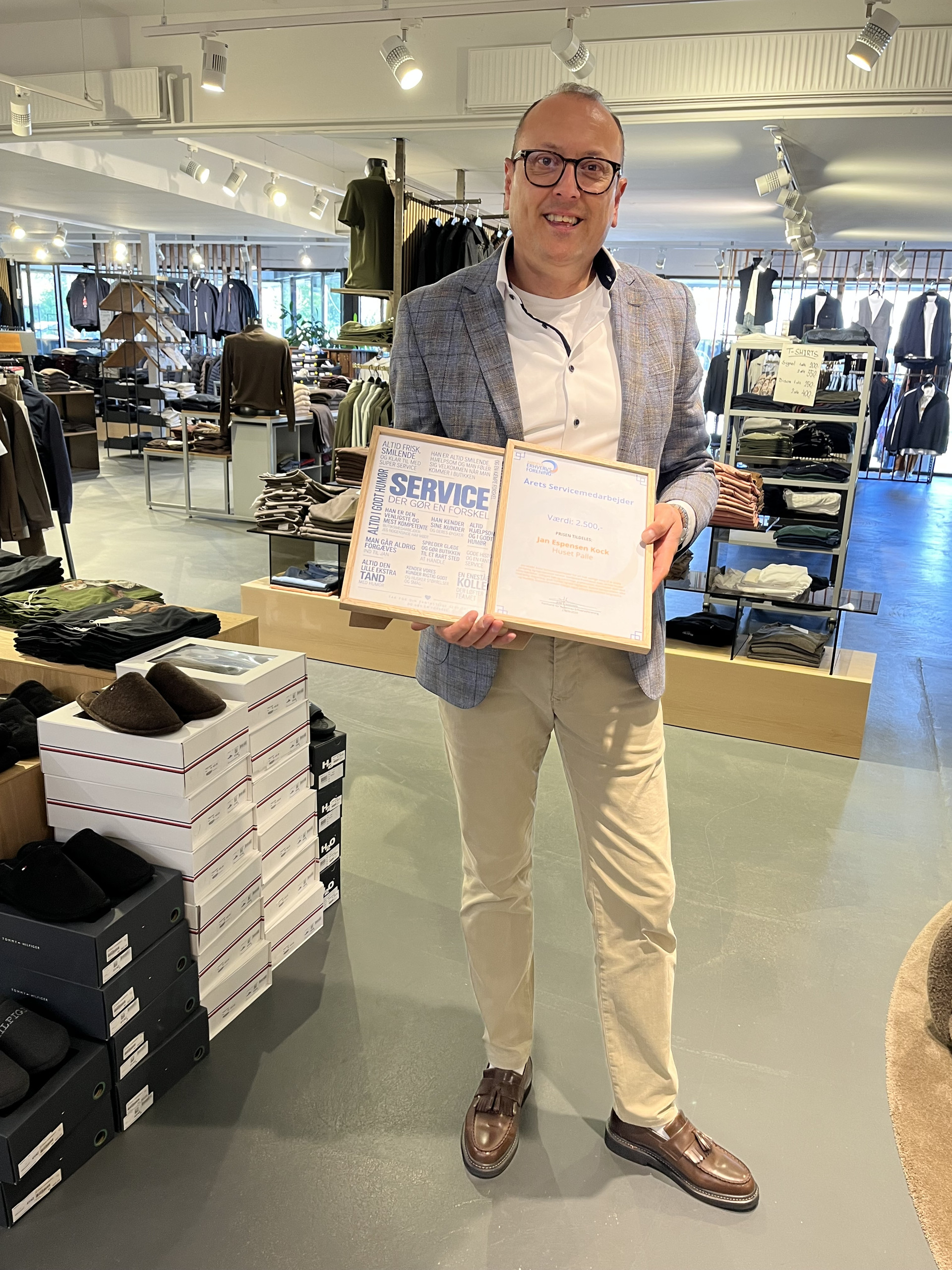 Kunderne har talt: Jan er årets servicemedarbejder (1) Jan E. Koch med diplomet som Årets Servicemedarbejder 2026 i Huset Palle i Padborg