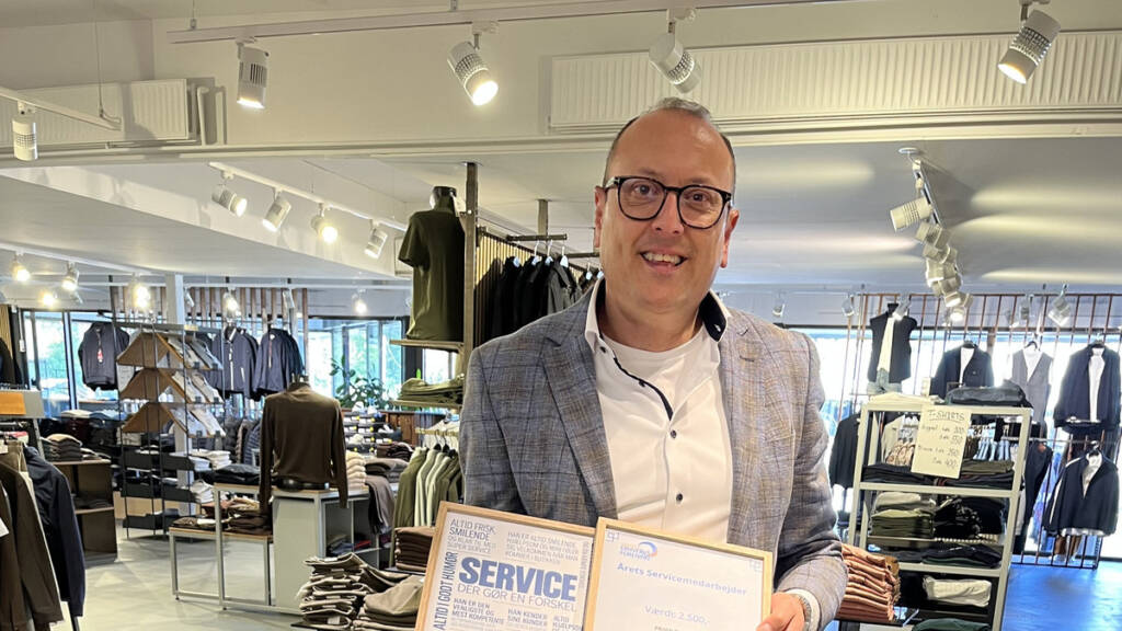 Jan E. Koch med diplomet som Årets Servicemedarbejder 2026 i Huset Palle i Padborg