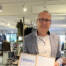 Jan E. Koch med diplomet som Årets Servicemedarbejder 2026 i Huset Palle i Padborg