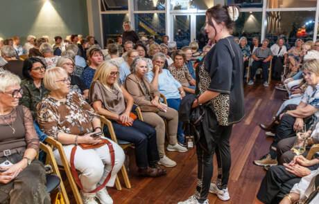 Mode, hygge og fuldt hus (3) Model i sort top og leopardmønstrede bukser går mellem publikum ved modeopvisningen