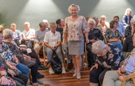 Mode, hygge og fuldt hus (6) Model i lyserød bluse og nederdel viser efterårets mode for publikum