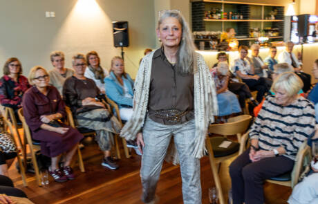 Mode, hygge og fuldt hus (8) Model i grå jakke og bukser viser vintermode foran fyldt sal på Restaurant Fjord