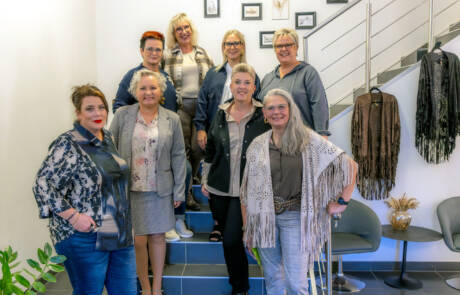 Mode, hygge og fuldt hus (9) Otte kvinder stiller op til gruppebillede på trappen ved 2 Dreams’ modeopvisning