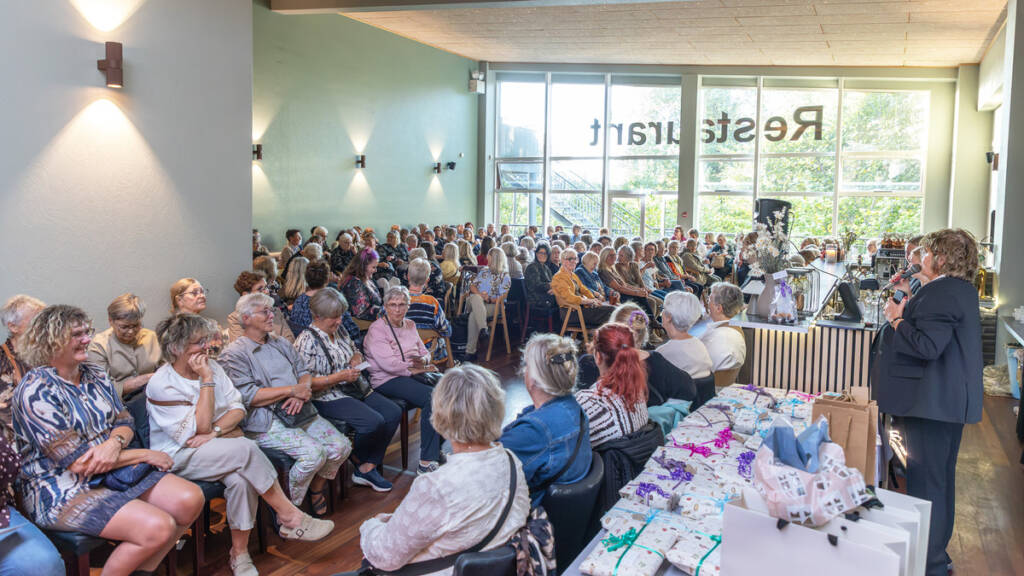 Fyldt restaurantsal med publikum ved 2 Dreams’ efterårsmodeopvisning på Restaurant Fjord i Gråsten