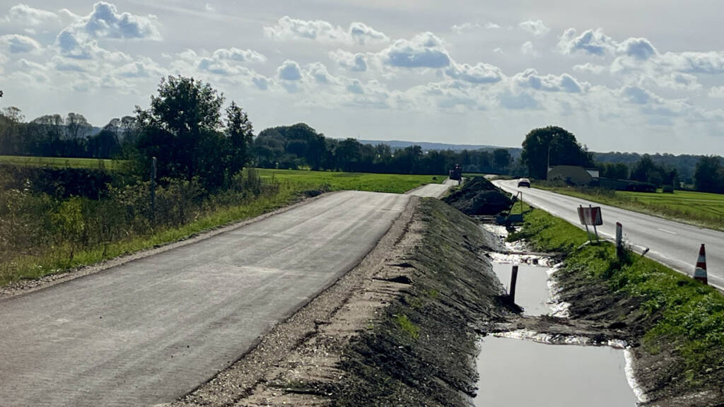 Ny cykelsti under anlæg langs landevejen mellem Adsbøl og Avnbøl med grøft og marker