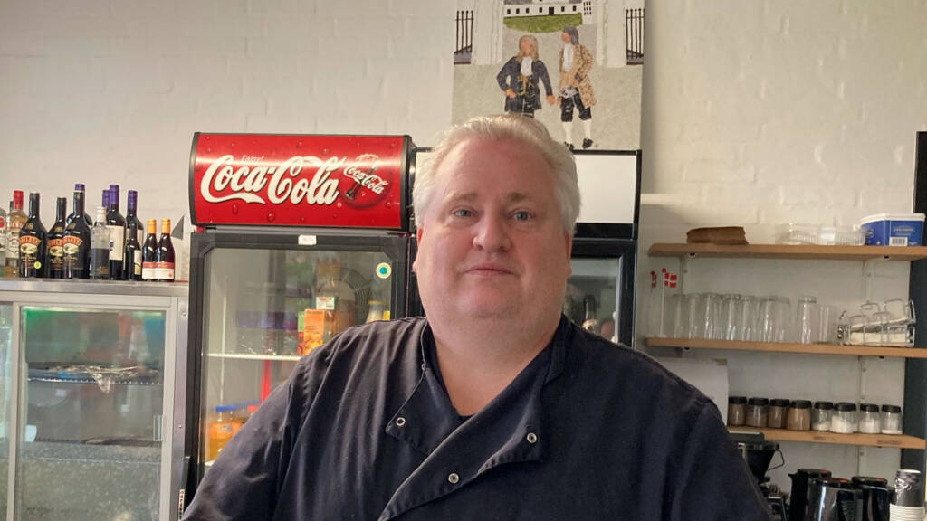 Morten Latter står bag disken i caféen i Ahlmannsparken