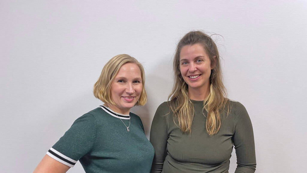 Fysioterapeut Berit V. Zwirner og osteopat Lina Bielfeldt står side om side i klinikken i Slotsgade i Gråsten.