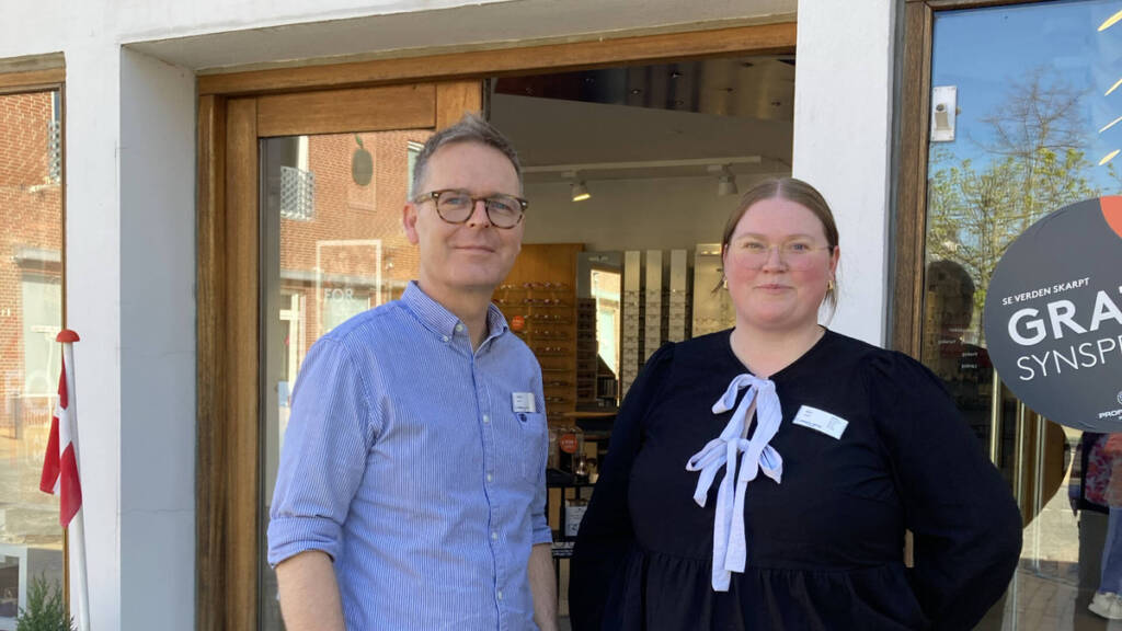 Souschef Frederik Snejbjerg Pedersen og optometrist Emilie Brinck Pedersen foran indgangen til Profil Optik i Gråsten