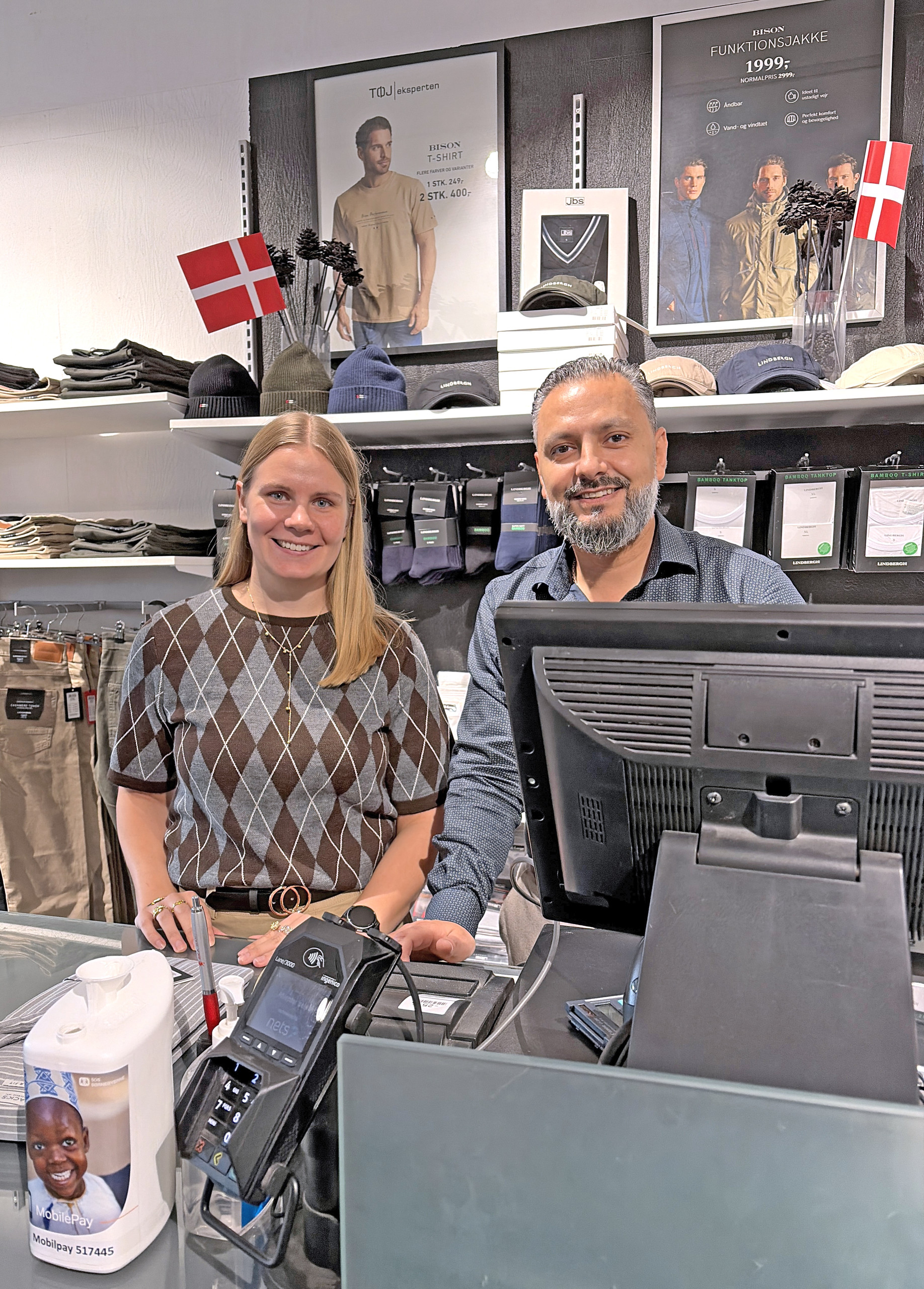 Varm modtagelse af Gråstens nye tøjmand (1) Helene Larsen og indehaver Fadi Mazen bag disken i den nye herretøjsbutik i Gråsten