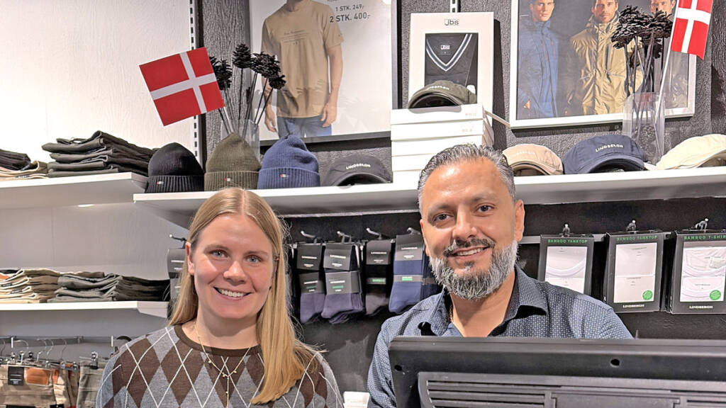 Helene Larsen og indehaver Fadi Mazen bag disken i den nye herretøjsbutik i Gråsten